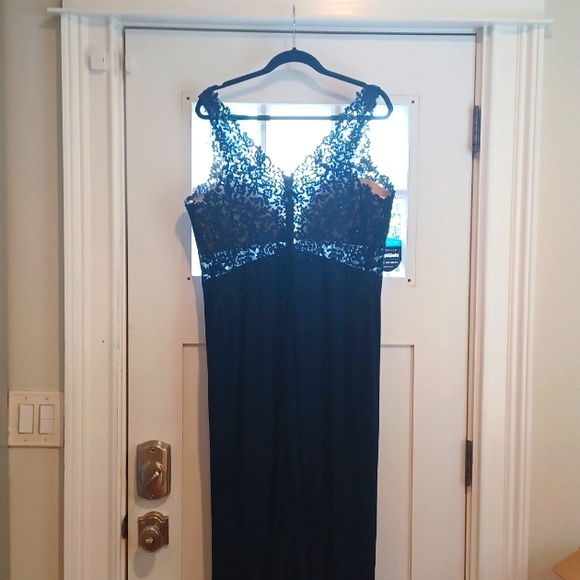Sz16W, FAVIANA NAVY GOWN, WORN ONCE - Picture 4 of 12